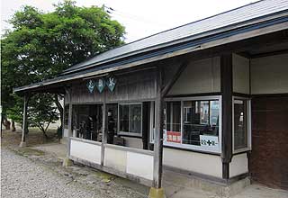 お昼休憩寄った廃線の駅。中は廃線当時のままのポスターがあったりとなかなか良い感じ。この前で，驚愕の町内放送を聞くことにw。', nil, [320,220]%><%=image_left 1, '当時の運賃表。大阪市内まで安ッ！と思ったら，特急料金無し＆当時の物価考えればそんなもんか。', nil, [278,320]%><%=image_left 2, '霧まみれ〜', nil, [320,220]%><%=image_left 3, 'こっちも霧まみれ〜。雨が降らなかっただけマシか。